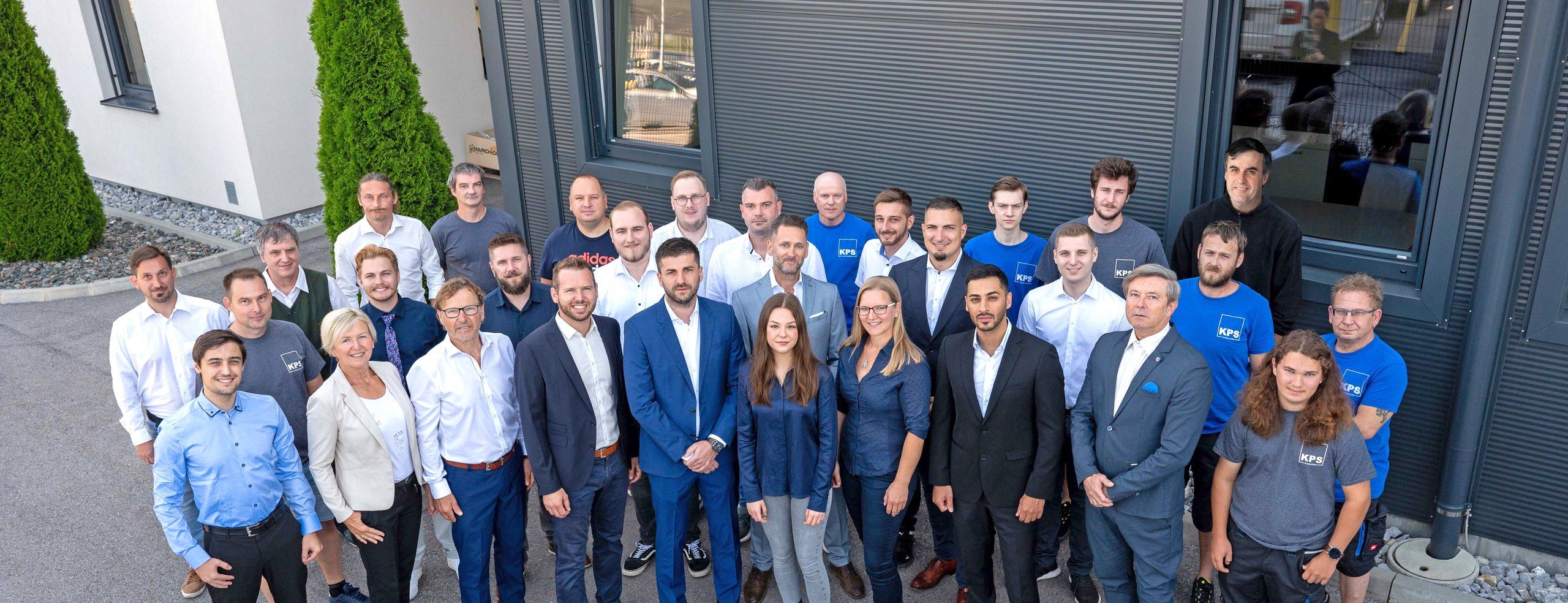 Das Team der KPS Automation GmbH vor dem Firmengebäude in Dobl bei Graz