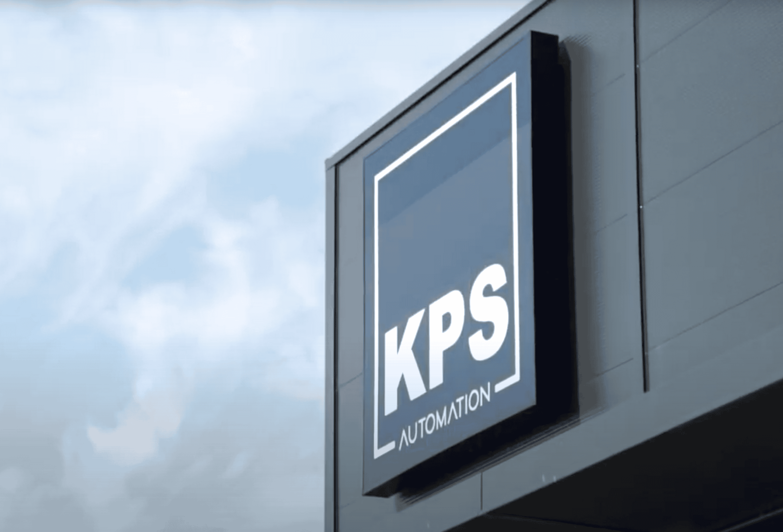 Firmengebäude der KPS Automation GmbH mit Logo an der Fassade