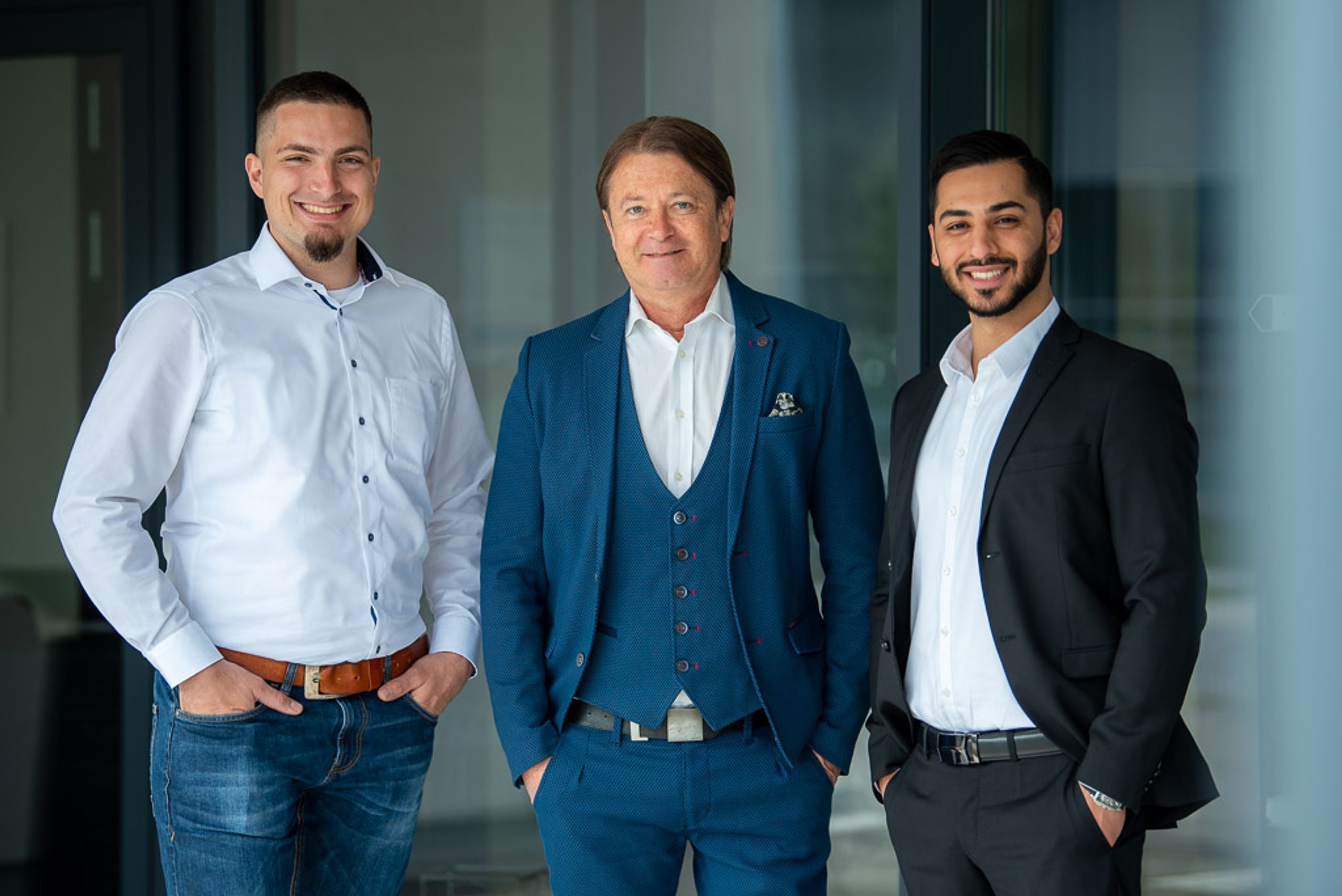 Führungsteam der KPS Automation GmbH vor dem Firmengebäude