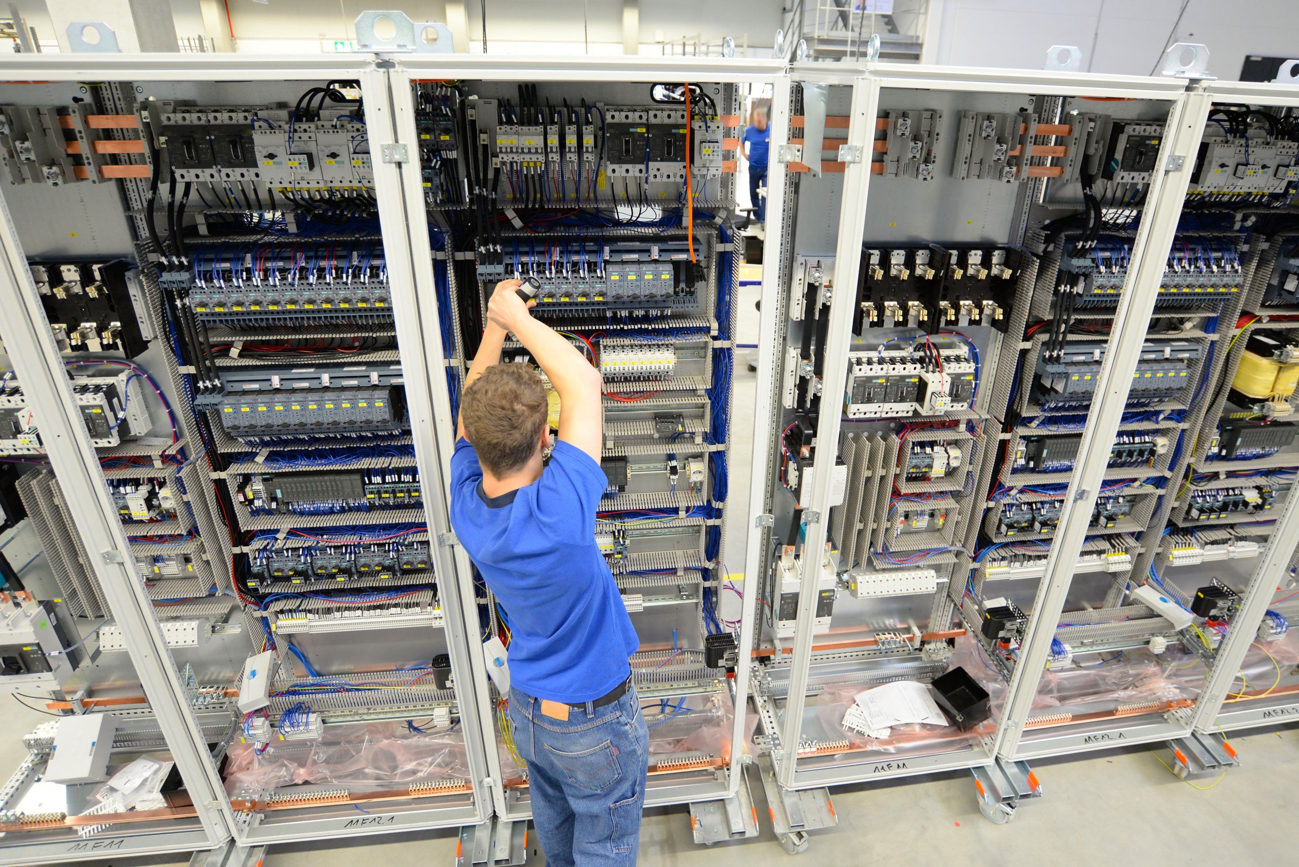 Techniker verdrahtet Schaltschränke in der Fertigung von KPS Automation